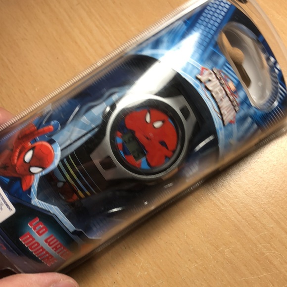 Ultimate Spider-Man LCD Watch - Picture 5 of 10